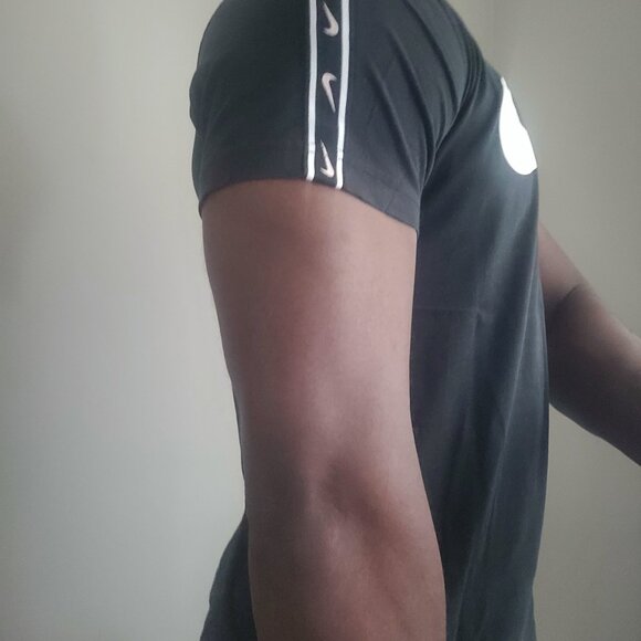 🔥 FOR SALE: Nike T-Shirt – Size M, Black 🔥 - Picture 5 of 10
